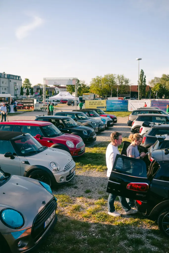 Mini Fahrzeuge Parkfläche, Autohaus Hofmann