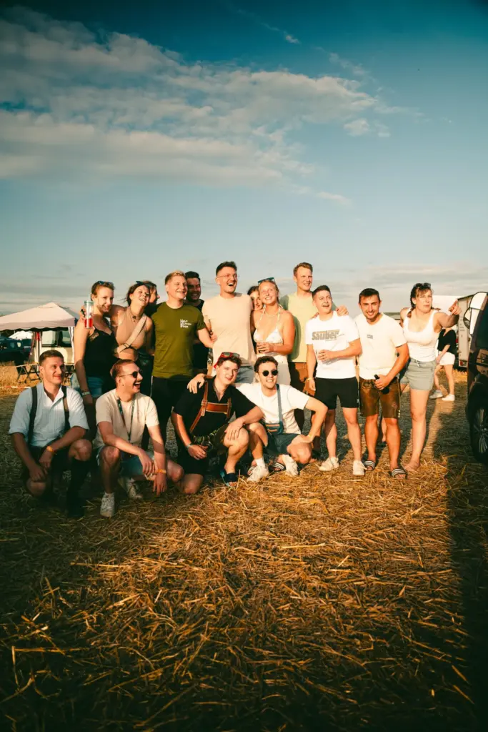 Bandfoto Strohfeld Abendlicht, Saustoimusi