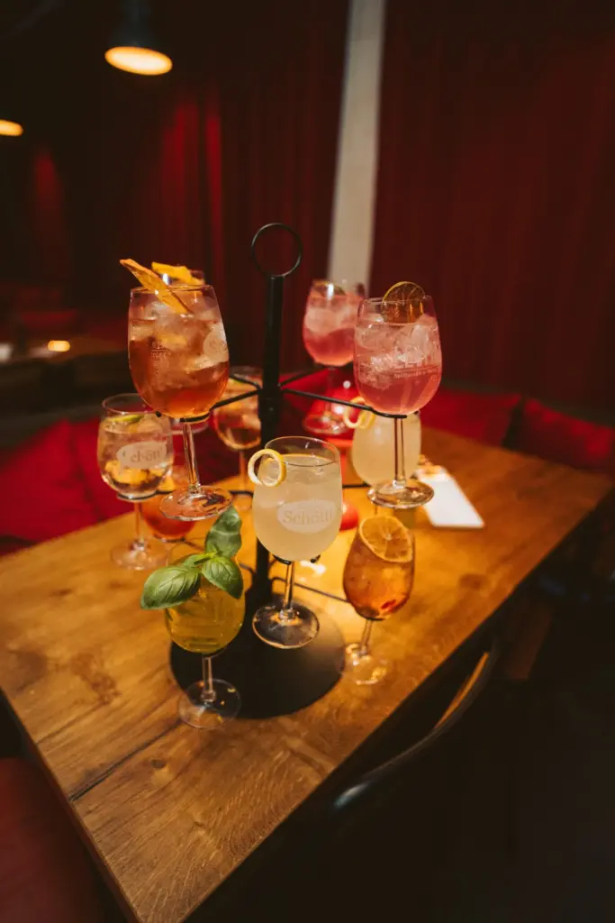Cocktails Holztisch, Separee
