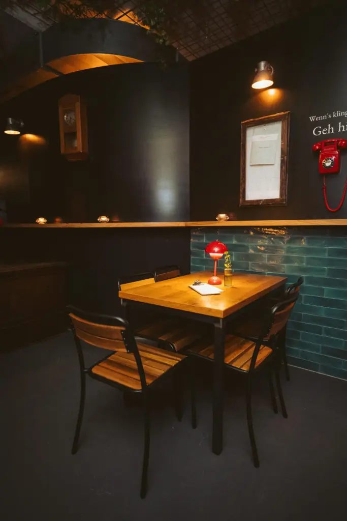 Innenraum Tisch dunkel, Separee