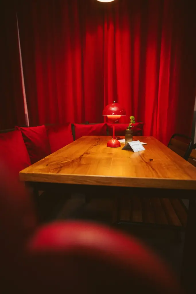 Sitzecke roter Vorhang, Separee