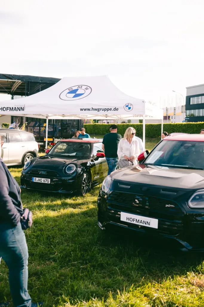 MINI und BMW auf der Wiese beim Autokino des Autohaus Hofmann