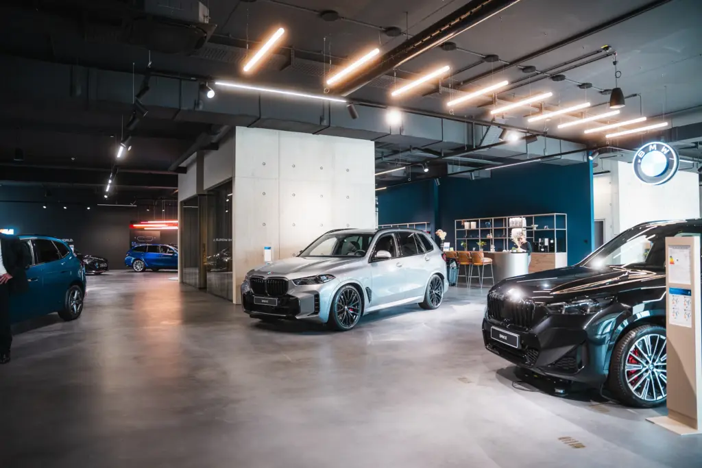 Ausstellungsfläche mit BMW Fahrzeugen im Autohaus Hofmann