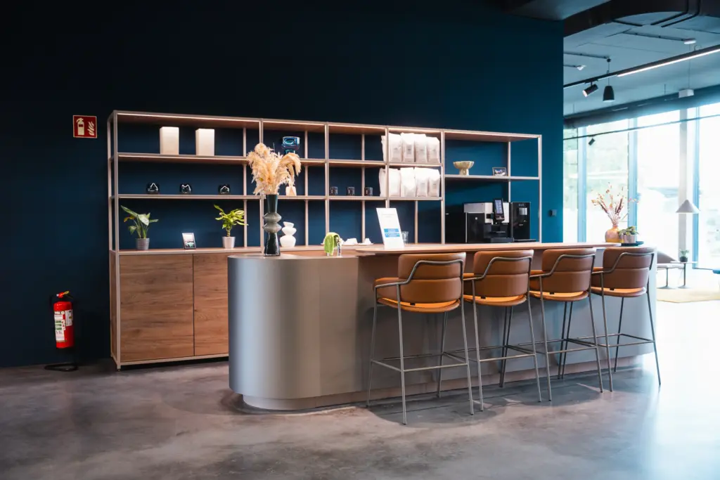 Bar mit Hockern im Showroom