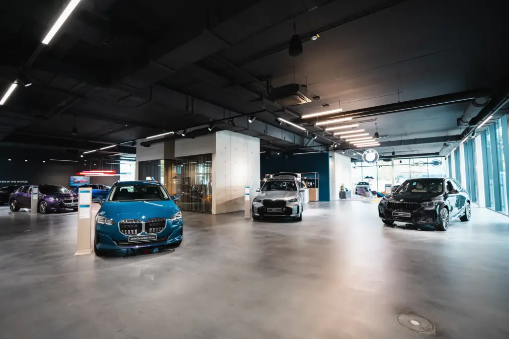 BMW-Fahrzeuge im Showroom