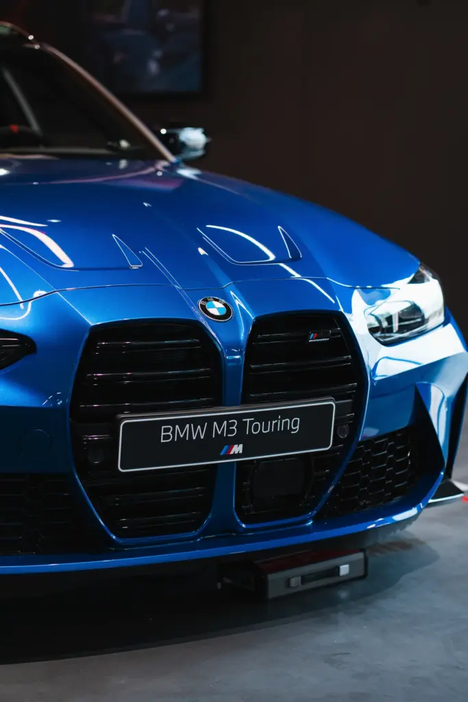 Front eines BMW M3 Touring im Showroom des Autohaus Hofmann