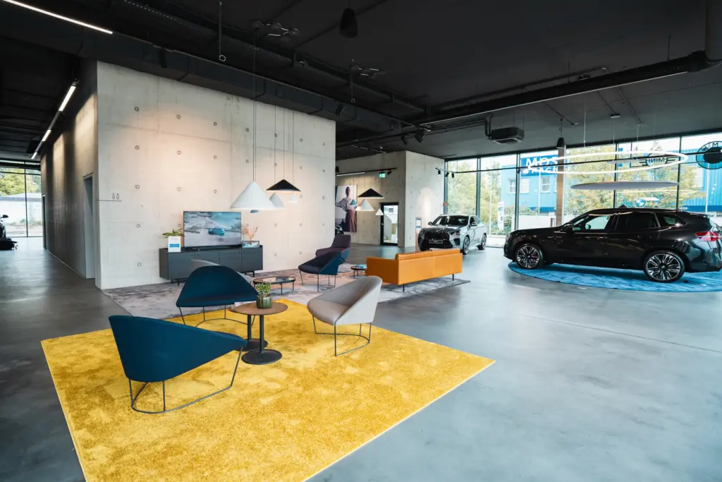 Lounge und Fahrzeuge im Showroom