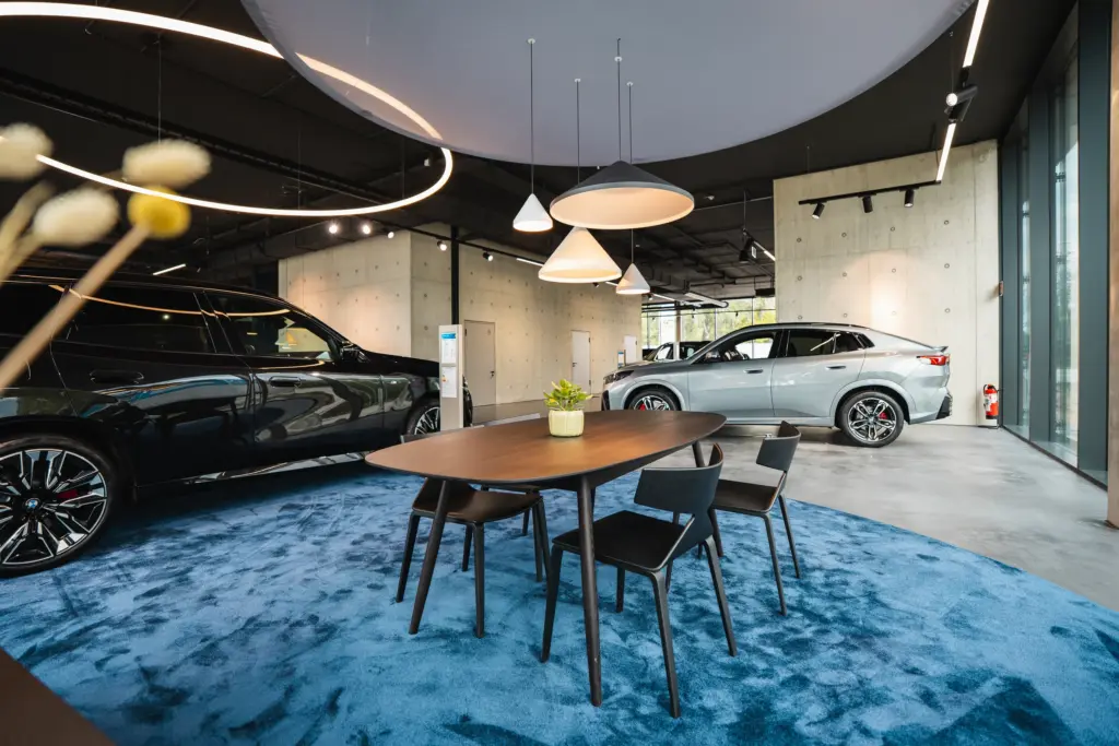 Lounge und Kundenbereich im Autohaus Hofmann