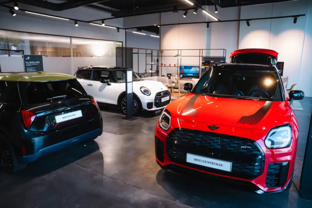 MINI Modelle im Showroom des Autohaus Hofmann