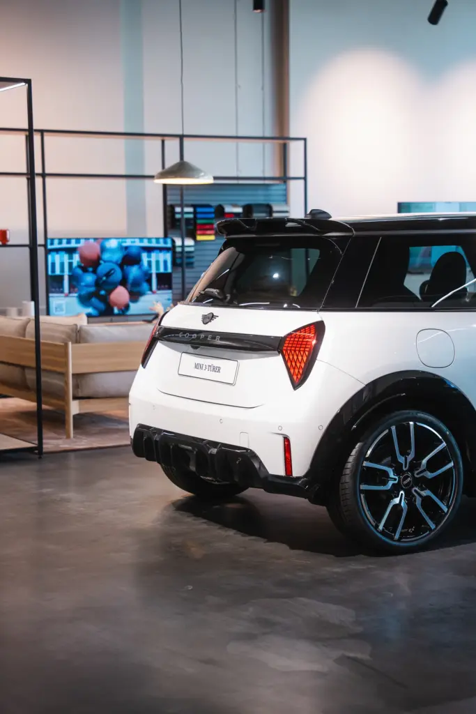 Weißer MINI im Showroom