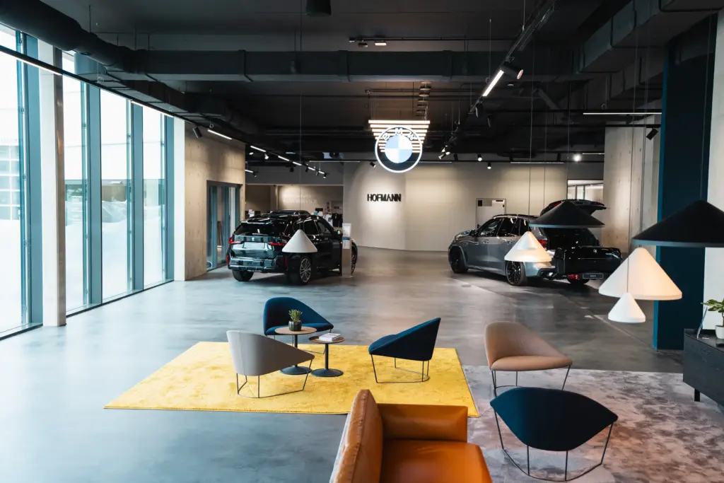 Sitzecke auf gelbem Teppich im Showroom