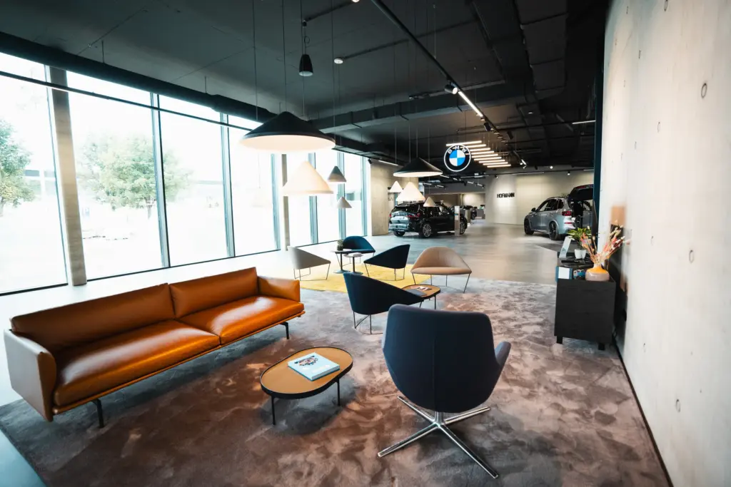 Wartebereich mit Ledersofa im Autohaus Hofmann