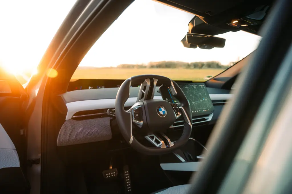 Cockpit des BMW iX3 bei Sonnenuntergang