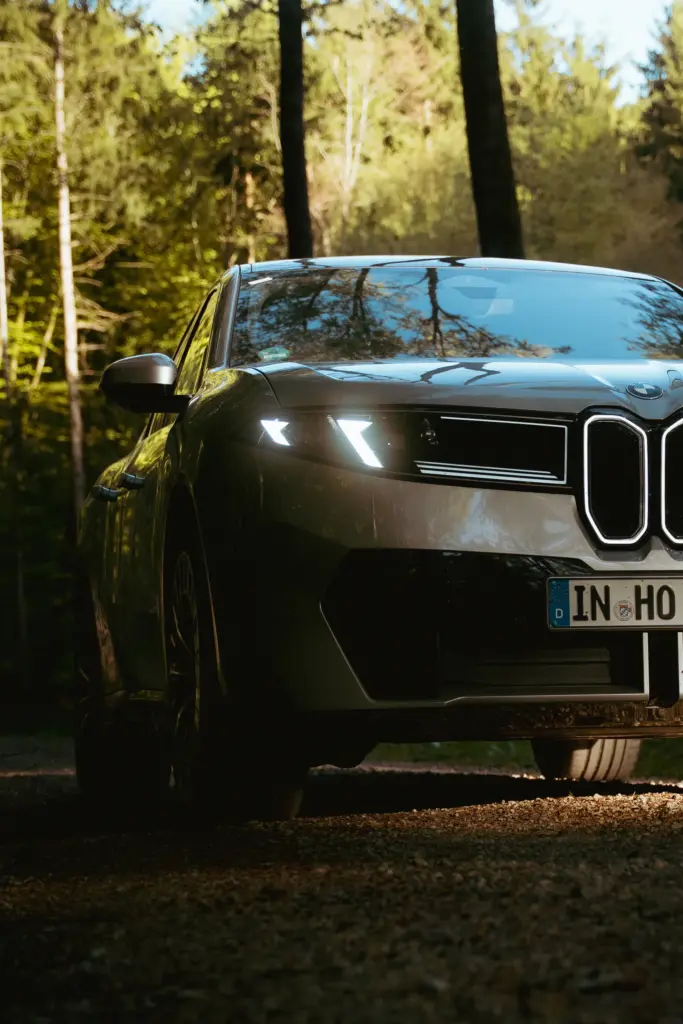 Front des BMW iX3 aus der Nähe