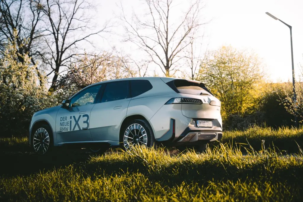 Seitenansicht des BMW iX3 auf einer Wiese