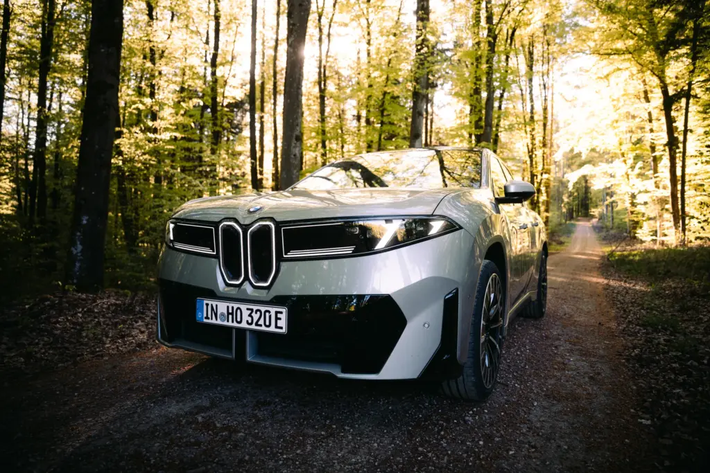Autohaus Hofmann, Der neue iX3 zwischen Wald und Abendlicht