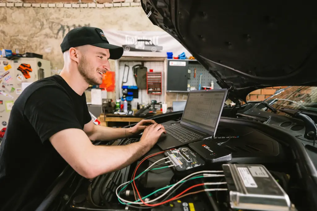 Fahrzeugdiagnose am Laptop bei Classic Conceptz