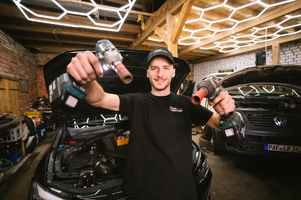 Inhaber von Classic Conceptz mit Schlagschrauber