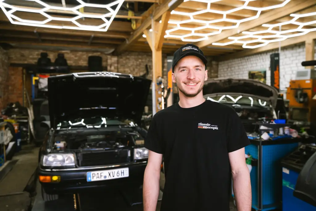 Mechaniker von Classic Conceptz in der Werkstatt