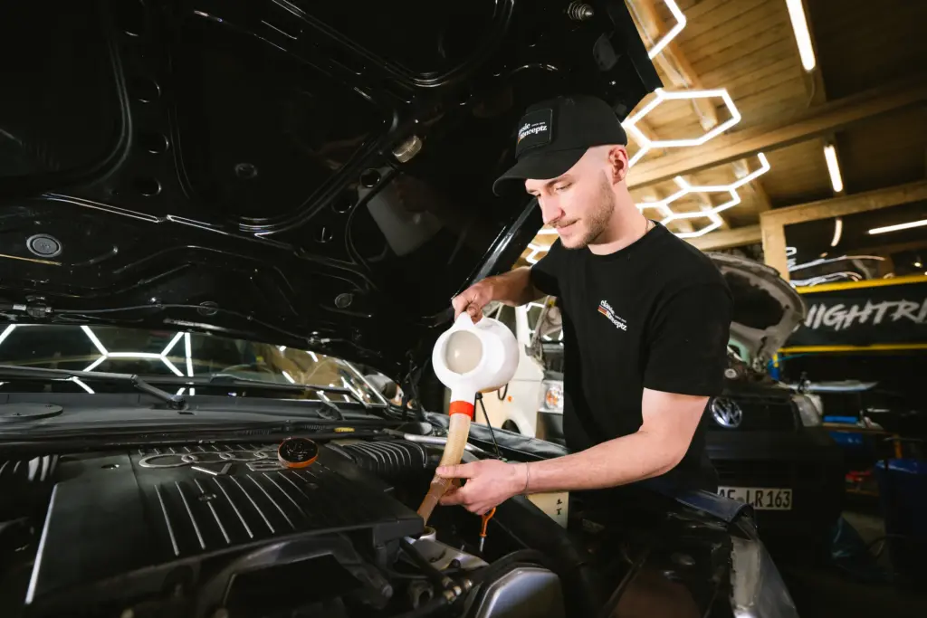 Ölwechsel im Motorraum bei Classic Conceptz
