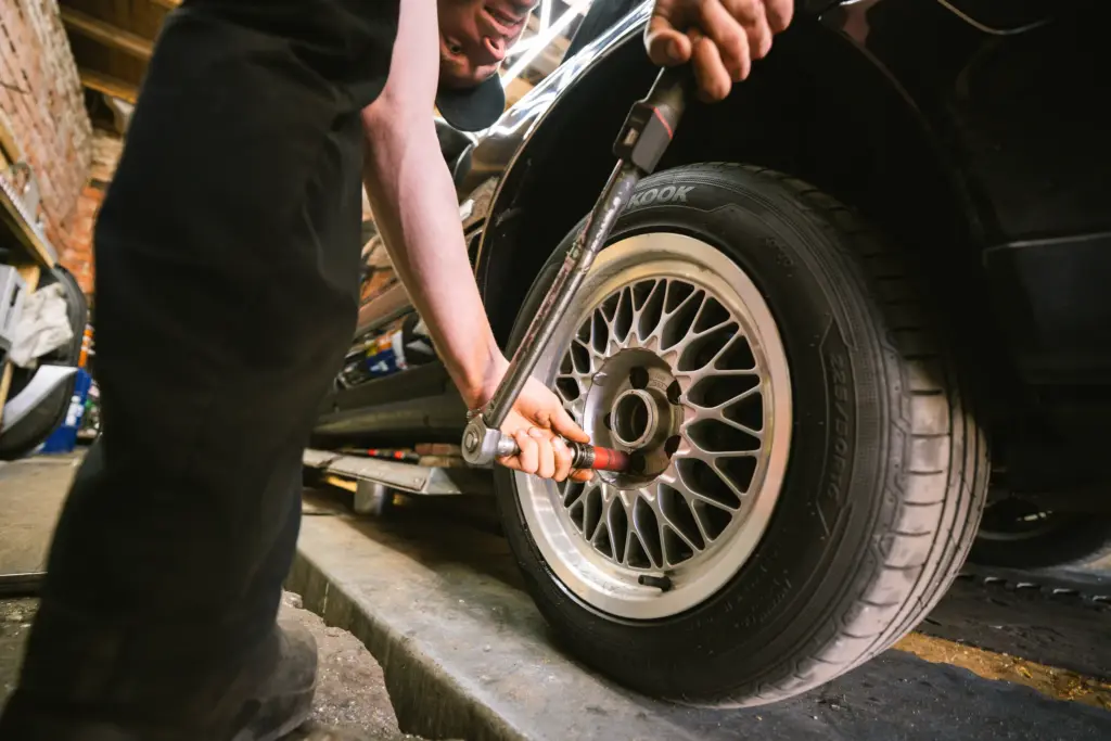 Radwechsel an einer klassischen Felge bei Classic Conceptz