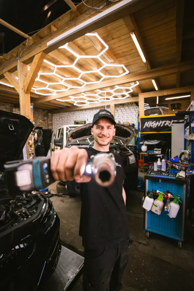 Mechaniker mit Schlagschrauber