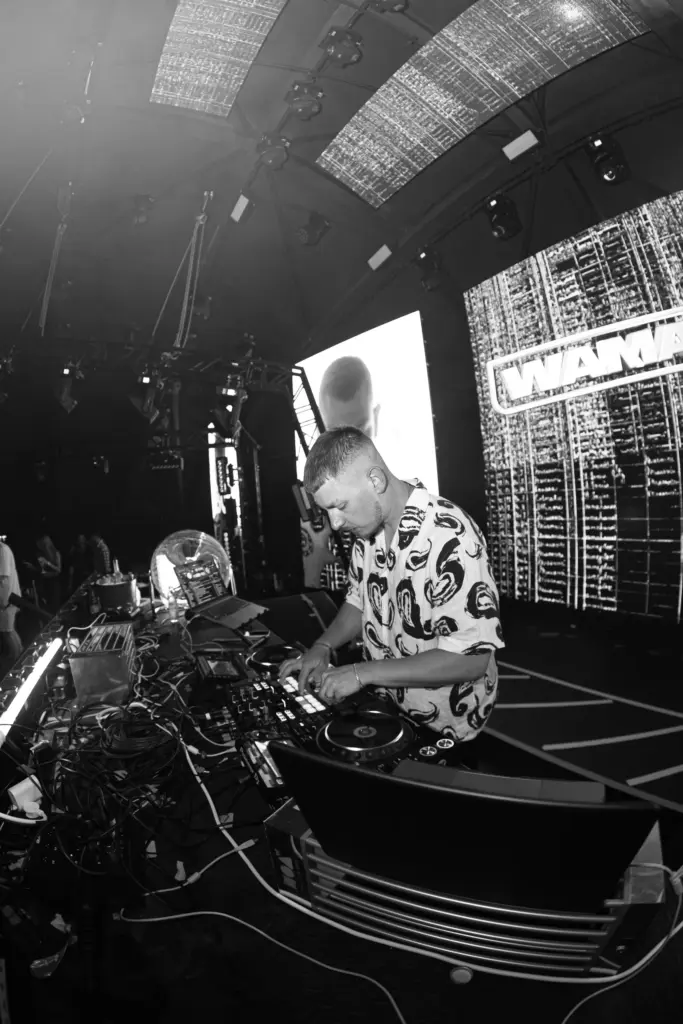 DJ Wamax beim Auflegen in Schwarzweiß