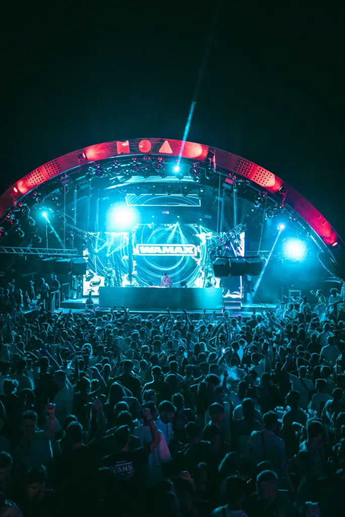 Festivalbühne in blauem Licht