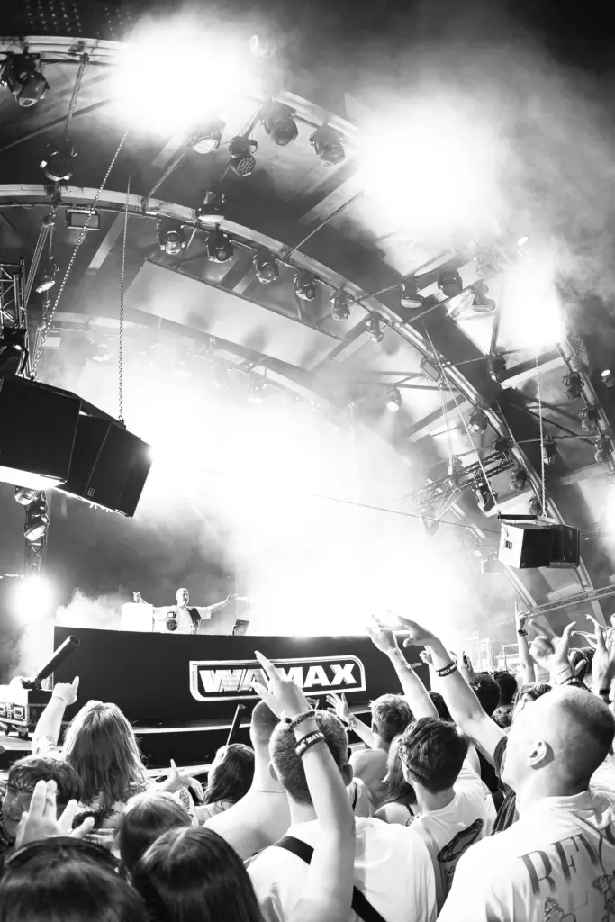 Nebel und Publikum vor dem DJ-Pult