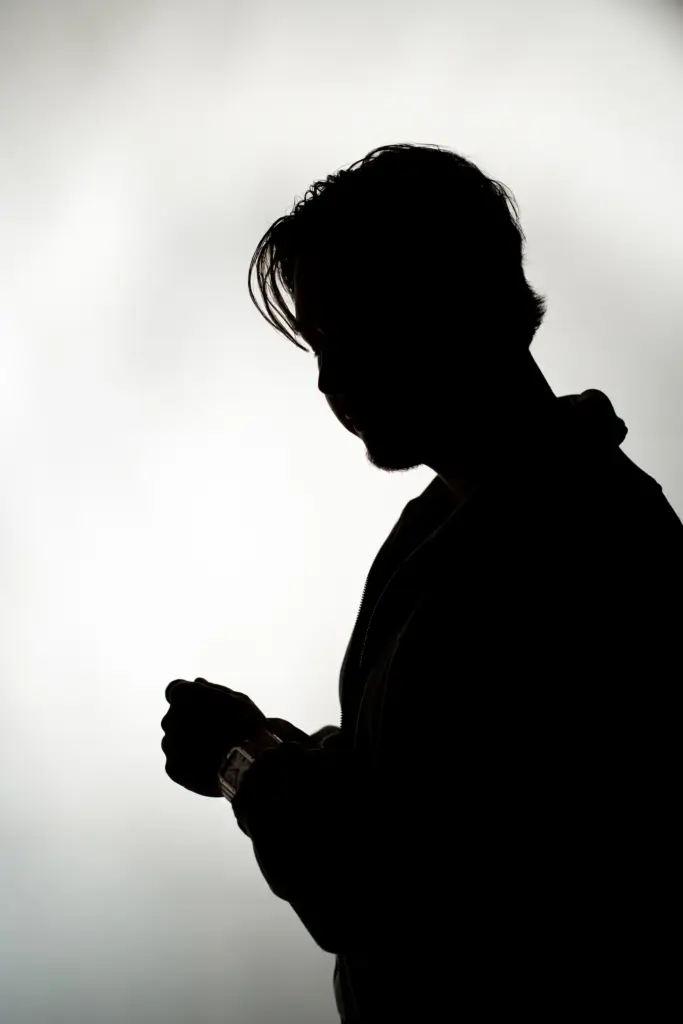 Silhouette von DJ Wamax vor weißem Hintergrund