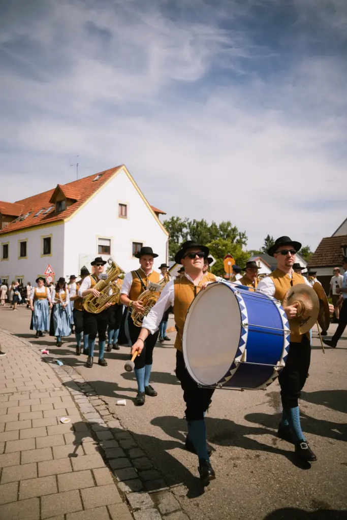 Blaskapelle mit großer Trommel im Festzug