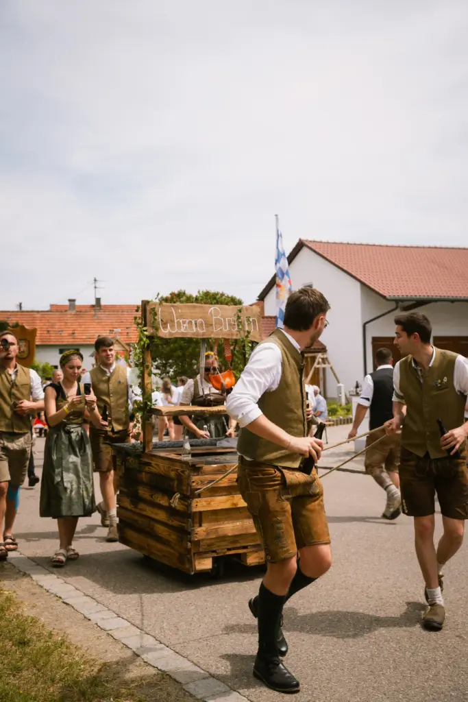 Burschen ziehen einen Festwagen