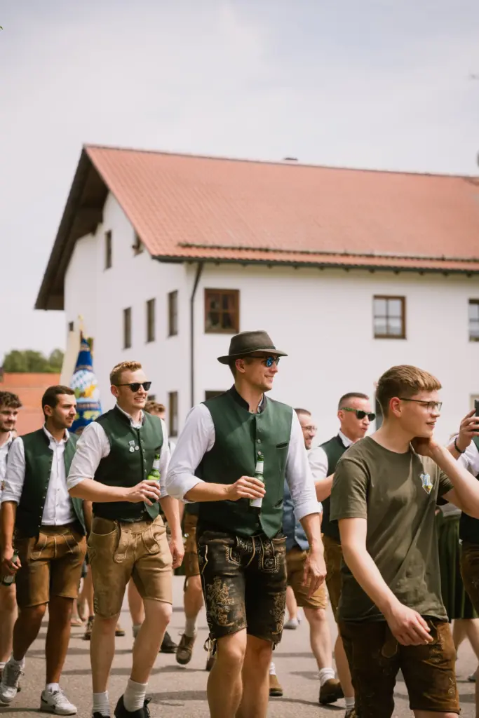 Burschen in Lederhose im Festzug
