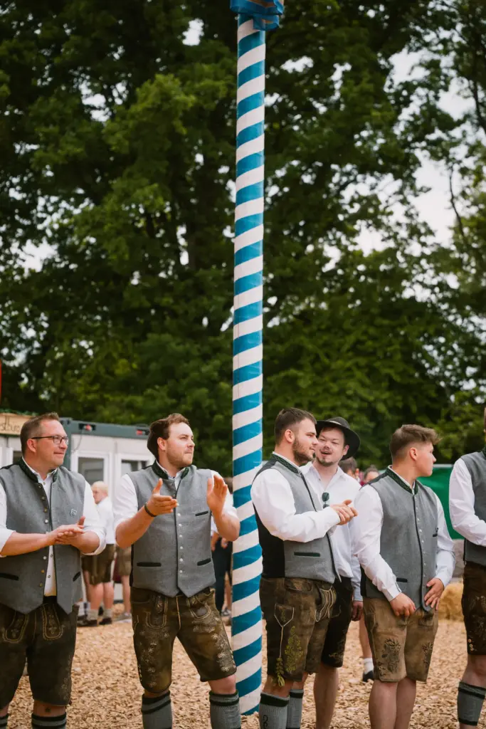 Burschen in Tracht am Maibaum