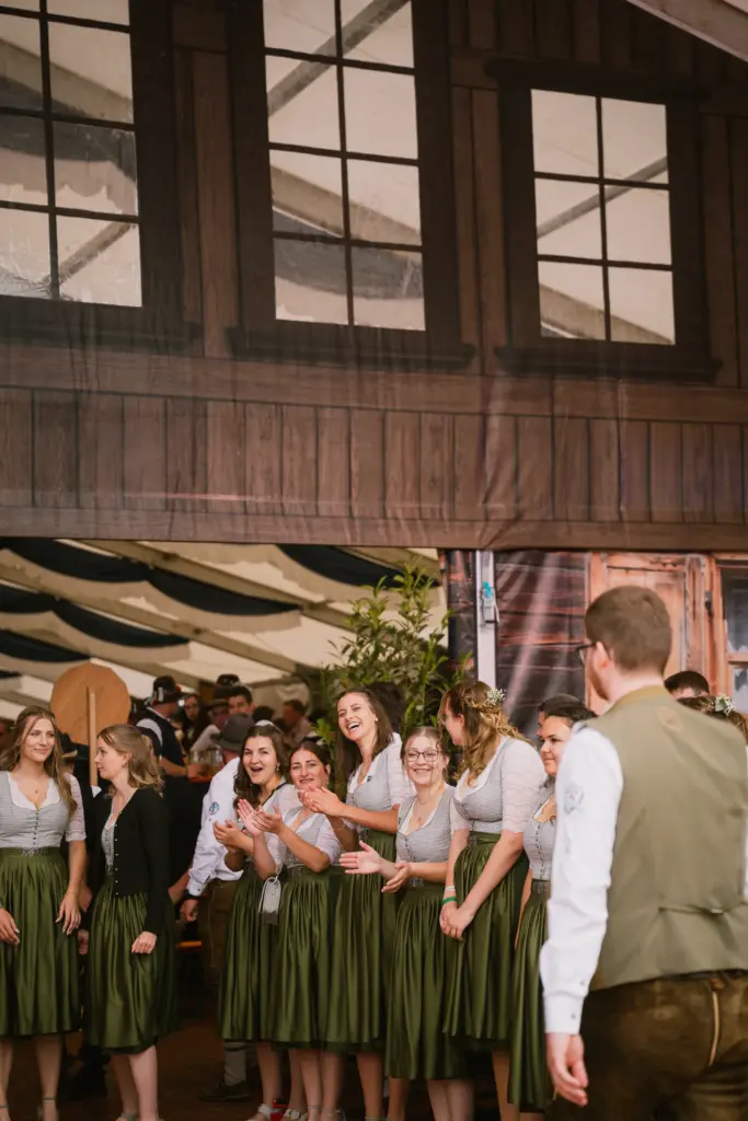 Frauen im Dirndl im Festzelt