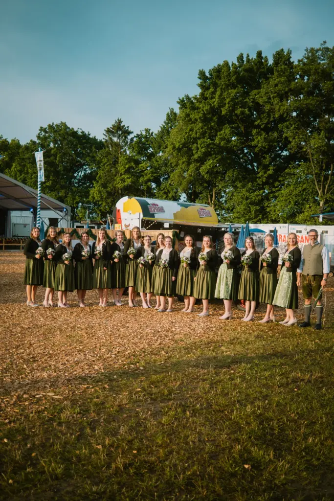 Frauen im Dirndl in einer Reihe auf der Wiese
