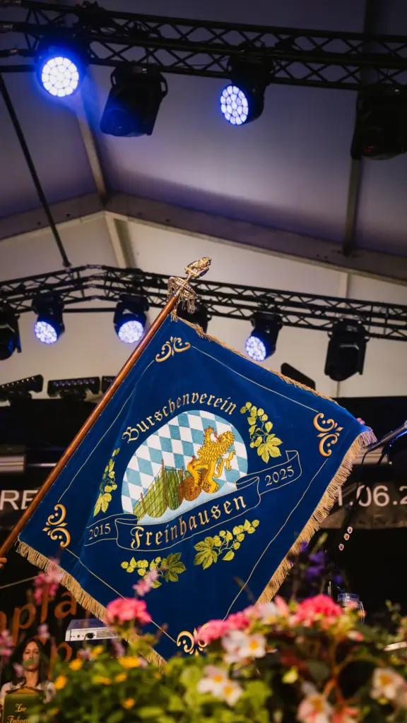Vereinsfahne auf der Bühne