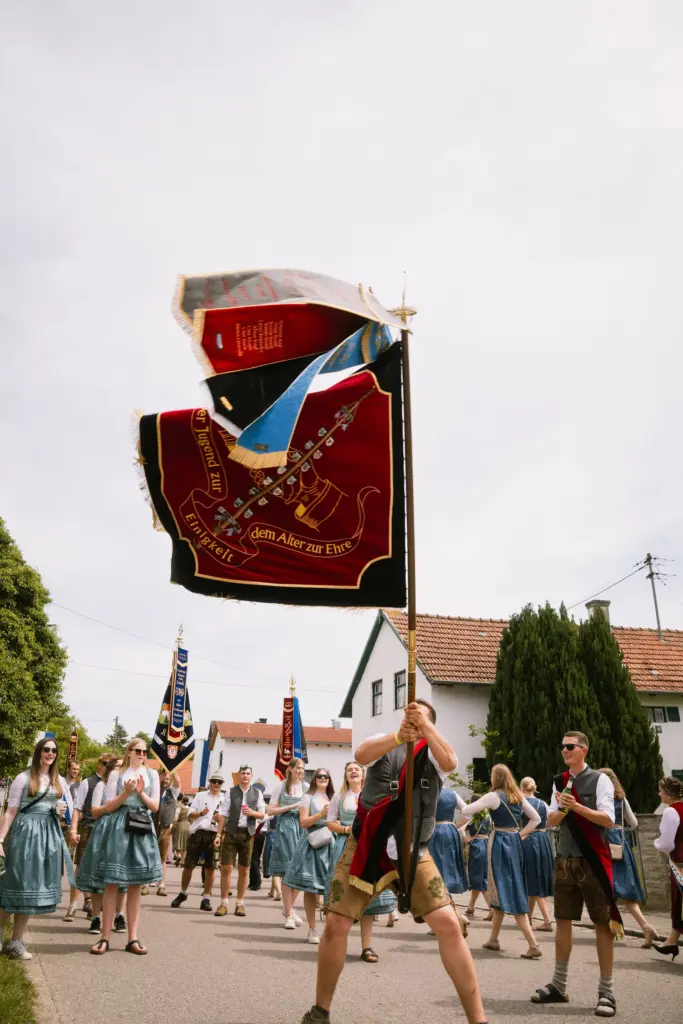 Fahne vor dem Himmel im Festzug