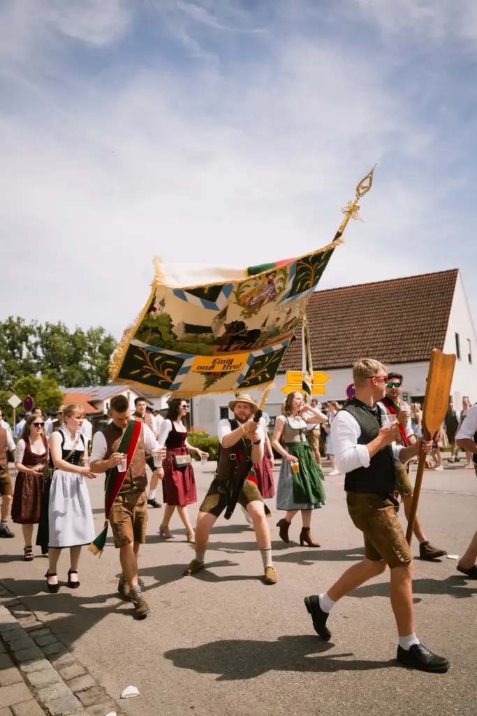 Fahnen im Festzug durch das Dorf