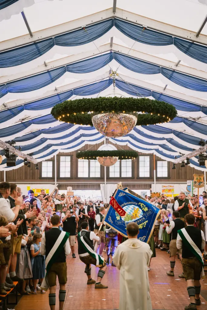 Fahneneinzug im Festzelt