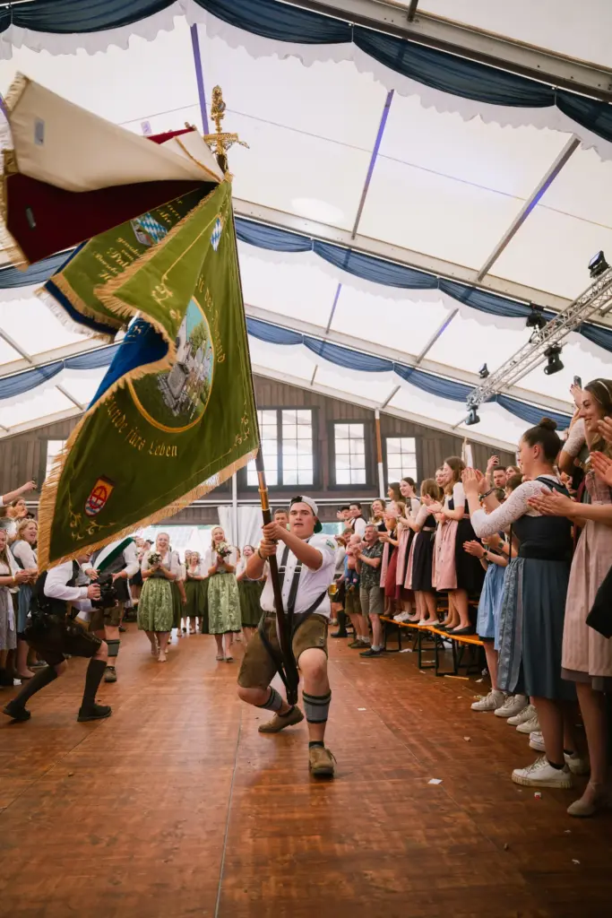 Fahnenschwingen im Festzelt