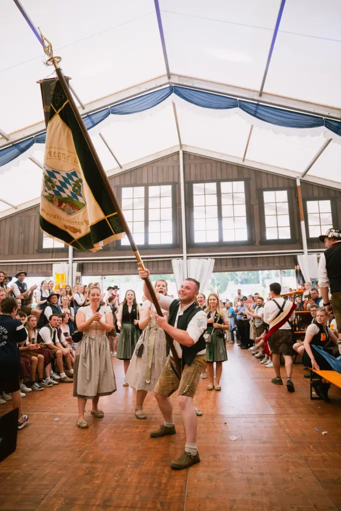 Fahnenträger im Festzelt