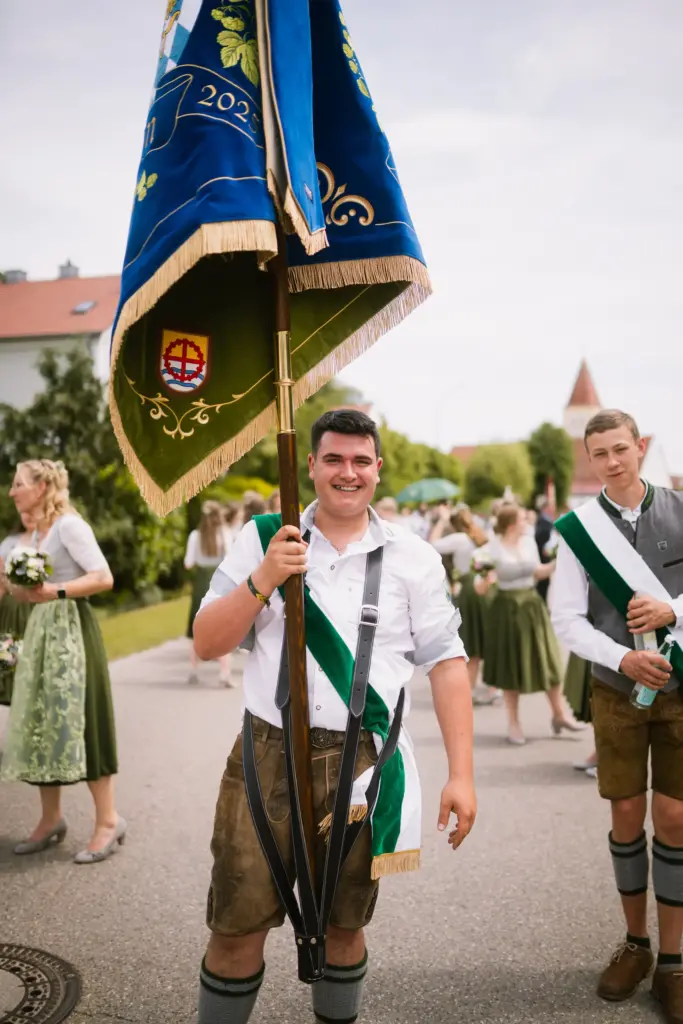 Lachender Fahnenträger im Festzug