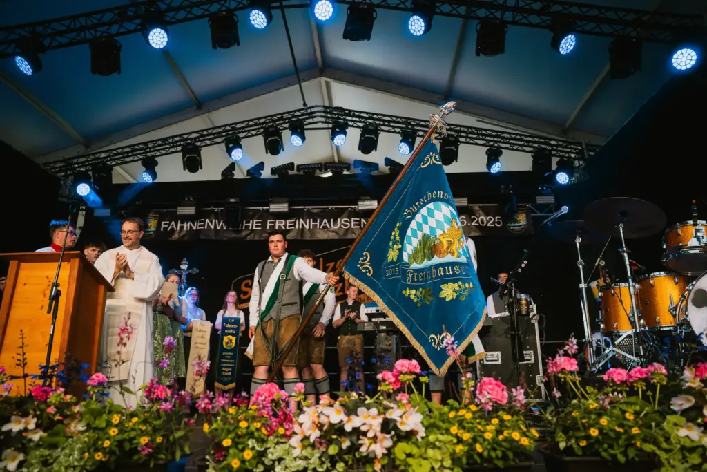 Festgottesdienst auf der Bühne mit Fahne