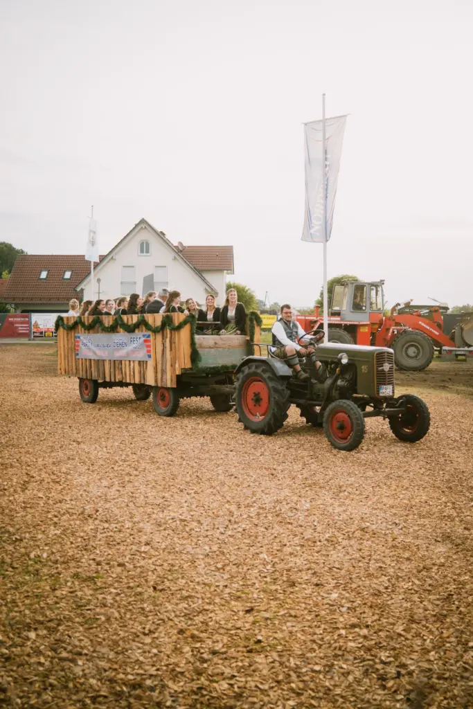 Festwagen hinter einem Traktor