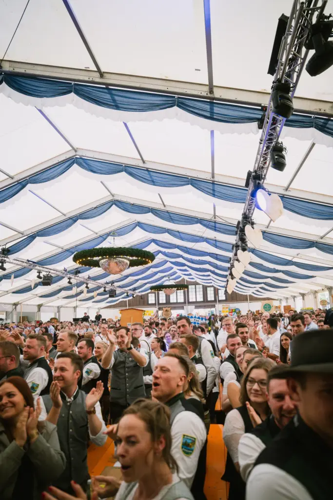 Stimmung im vollen Festzelt