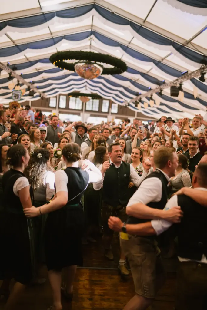 Volle Tanzfläche im Festzelt
