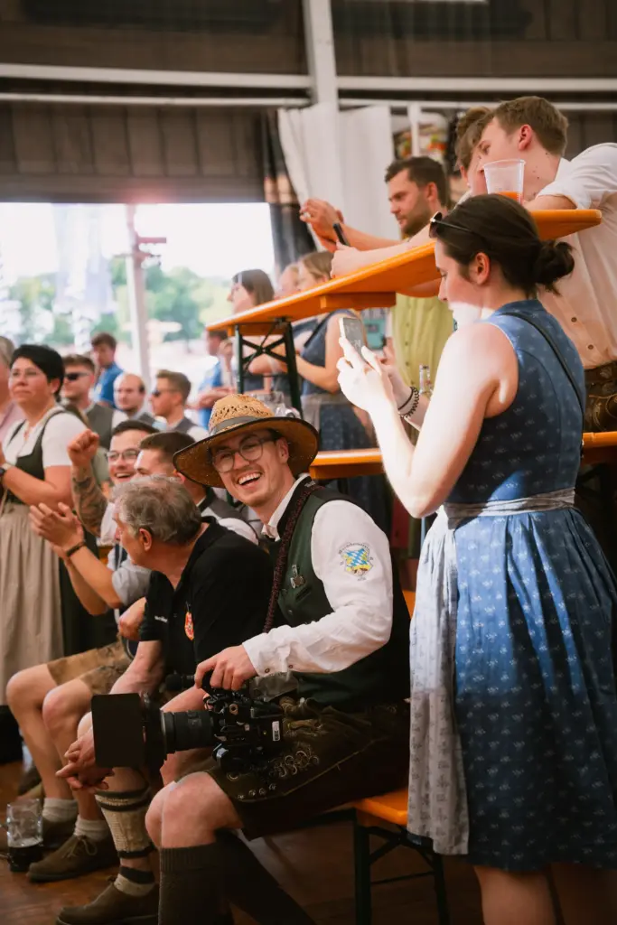 Gäste auf der Bierbank im Festzelt