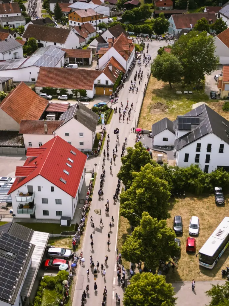 Luftbild vom Festzug durch Freinhausen