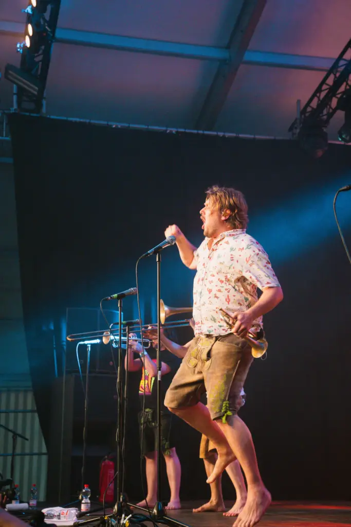 Sänger auf der Bühne im Festzelt